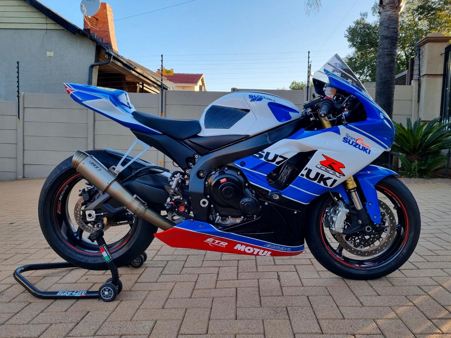 2014-Suzuki-GSXR750-1.jpg
