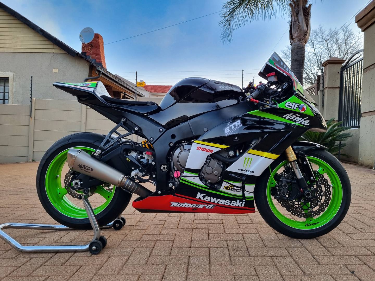 2014-Kawasaki-ZX10-1.jpg